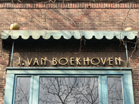 833674 Afbeelding van de tekst 'J. VAN BOEKHOVEN', uitgevoerd in metalen letters, op de gevel van de voormalige ...